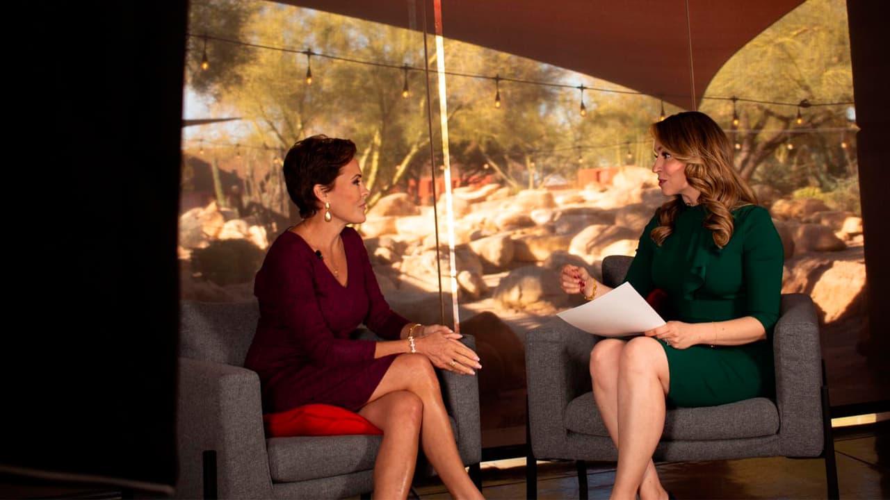 La precandidata republicana al Senado de los Estados Unidos, Kari Lake, visitó los estudios de Univision Arizona para hablar de sus propuestas para ganar la silla de Arizona, en donde el tema fronterizo fue pilar.