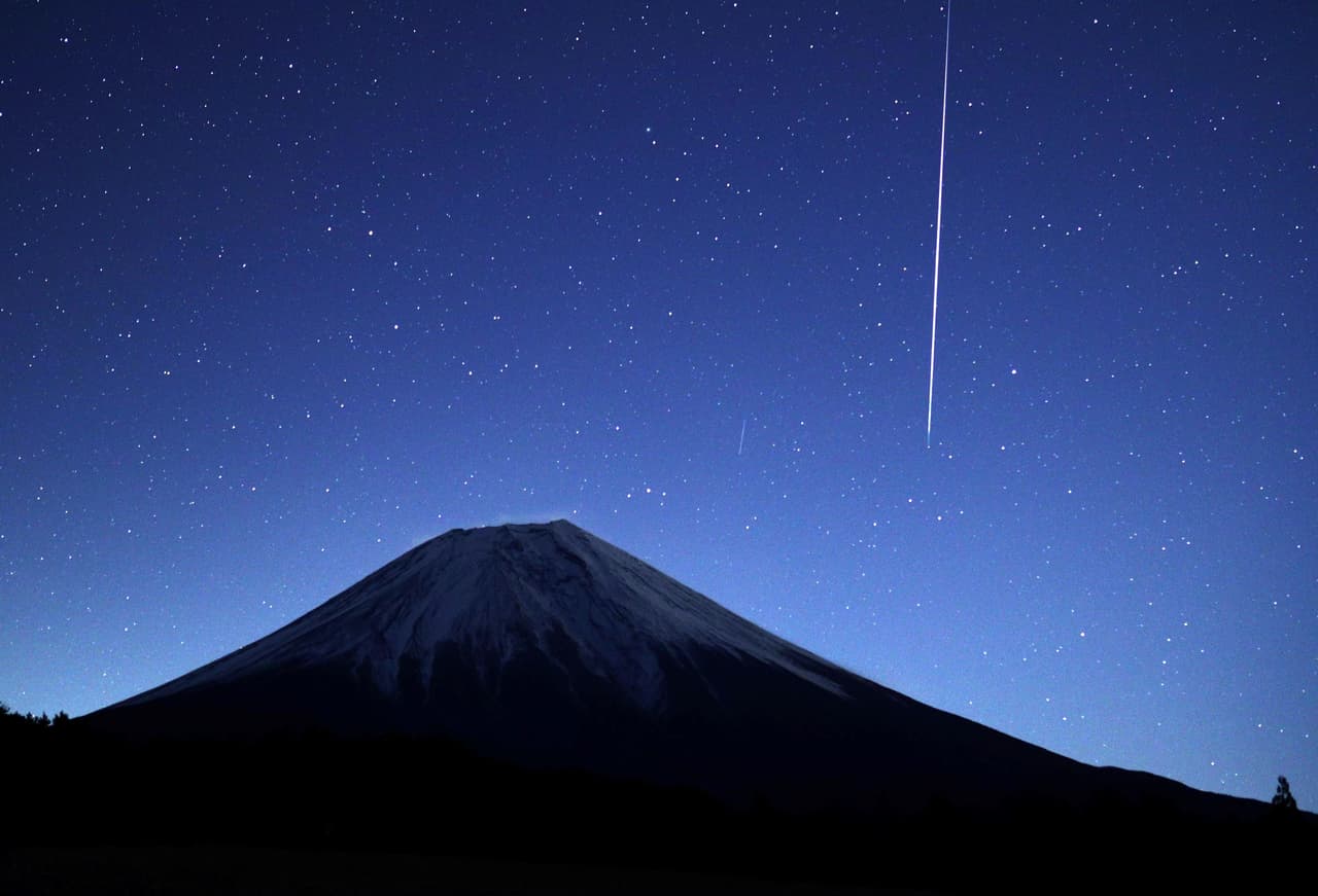 3200 Faetón es el asteroide que más se aproxima al Sol y su órbita tarda 3,3 años. La lluvia de estrellas vistas detrás del monte Fuji en Japón, en la noche del 13 de diciembre de 2018.