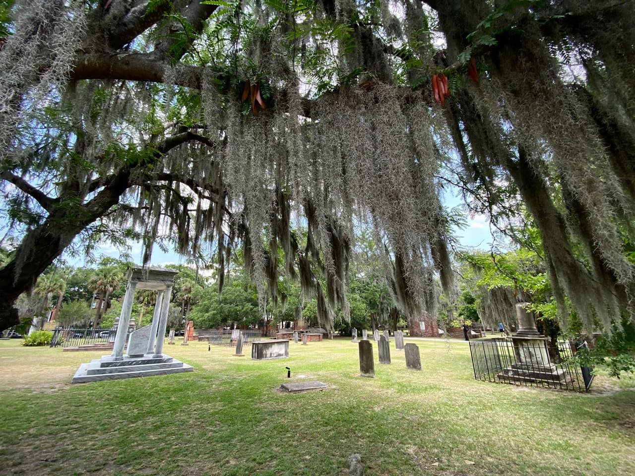 Pero este no fue el primer incendio catastrófico que sufrió Savannah. En 1796, un incendio mortal asoló la ciudad y destruyó 229 casas y 146 estructuras. Se dice que las muertes prematuras resultantes de estos incendios dejaron perplejos a los fallecidos y que ahora ellos están ligados para siempre al lugar donde fallecieron.