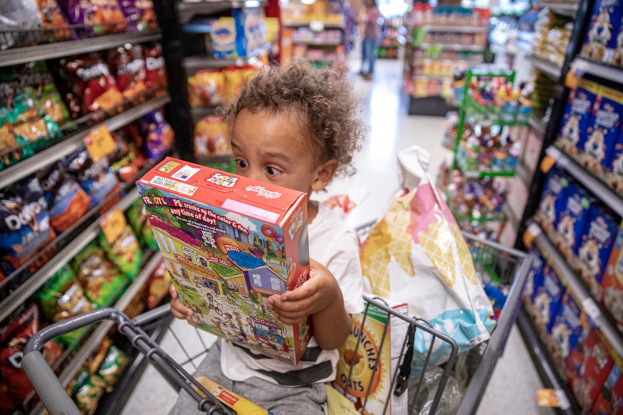 La administración Trump anuncia que hará más recortes al programa de cupones para alimentos