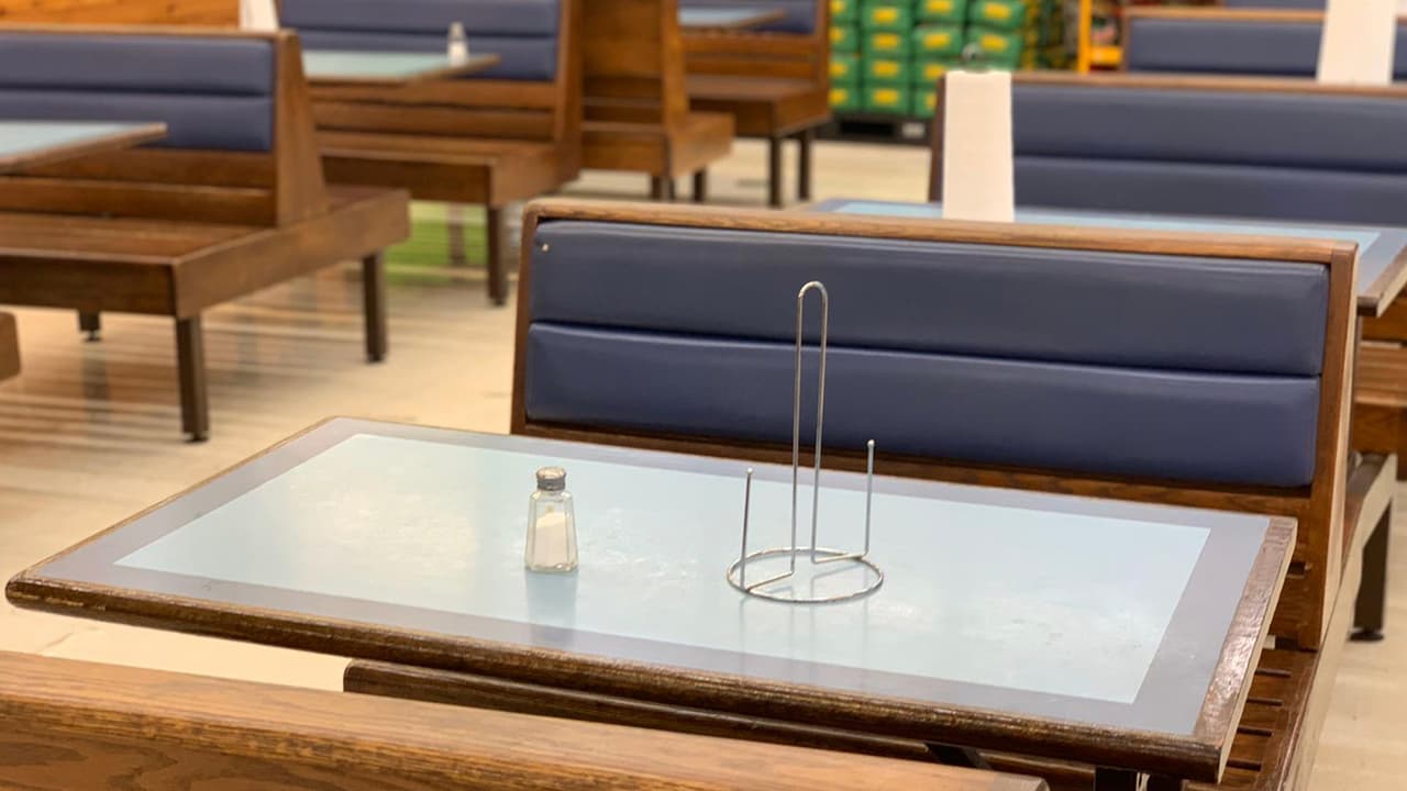 <b> Comer en el interior de un restaurante: riesgo medio a alto</b>
<br>La comida en el interior "sigue siendo una de las cosas más riesgosas que puedes hacer", advierte la Dra. Emily Landon, epidemióloga del hospital y especialista en enfermedades infecciosas en la medicina de la Universidad de Chicago. El problema es, “la gente tiende a quedarse en los restaurantes. Entonces, incluso si el espaciado está bien, la duración de la exposición es más larga”.
<br>
<br>
<b>¿Qué altera el riesgo? </b> El nivel de riesgo depende de qué tan bien se haya adaptado el restaurante para la pandemia. Los restaurantes deben reducir y espaciar los asientos, requerir que los servidores usen máscaras y ofrecer un fácil acceso a las estaciones de lavado de manos.
<br>También deberían proporcionar opciones de un solo uso para condimentos para que no tenga que tocar los compartidos y deben cerrar todas las áreas de autoservicio, como fuentes de soda o mesas de buffet.
<br>
<br>Si vas a un restaurante, busca asientos al aire libre, solo con los miembros de su hogar para evitar el riesgo de un posible contagio. 
<br>