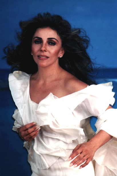 En los siguientes años, sus apariciones en televisión más reconocidas fueron la serie nocturna 'La Tocada' y la telenovela de época 'Pueblo chico, infierno grande'. Además grabó el disco 'Ave Vagabundo', producido por Ana Gabriel