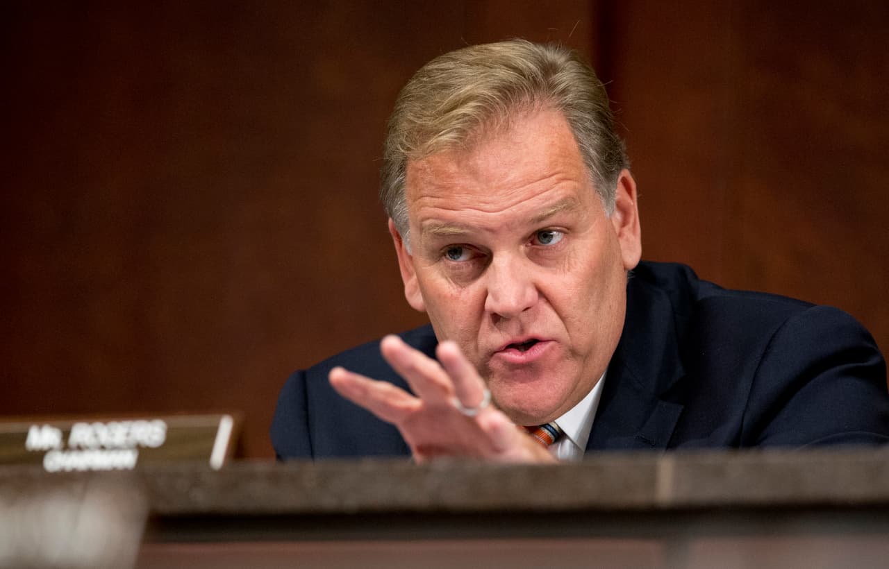 <b>MIKE ROGERS. </b>El congresista por Michigan es ex presidente del Comité de Inteligencia de la Cámara de Representantes y es ex agente especial del FBI. Trabajó brevemente en el equipo de transición de Trump, pero fue removido luego. Qué haya estado cerca de Trump podría darle motivos a los demócratas para rechazarlo, pero también su investigación sobre 
<b><a href="https://intelligence.house.gov/sites/intelligence.house.gov/files/documents/benghazi%20report.pdf" target="_blank">Benghazi </a></b>concluyó que 
<b><a href="http://www.univision.com/temas/hillary-clinton" target="_blank">Hillary Clinton</a></b> no había cometido ilícitos, algo que podría tranquilizar a demócratas.
<br>