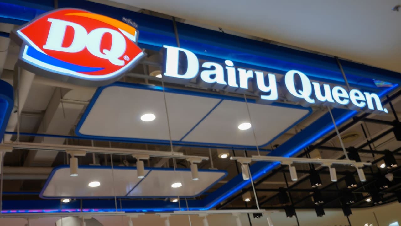 Según una declaración oficial de Dairy Queen: “podemos confirmar que 25 restaurantes de la cadena, ubicados en Texas, cerraron la semana pasada. 
<b>Estos establecimientos eran propiedad de un solo dueño de franquici</b>a, quien continuará siendo propietario y operando otros restaurantes DQ en el estado. 
<b>A pesar de los cierres, Texas sigue a la cabeza del país en número de restaurantes</b>”.
<br>La cadena
<b> cuenta con más de 7,700 sucursales en 27 países</b>.