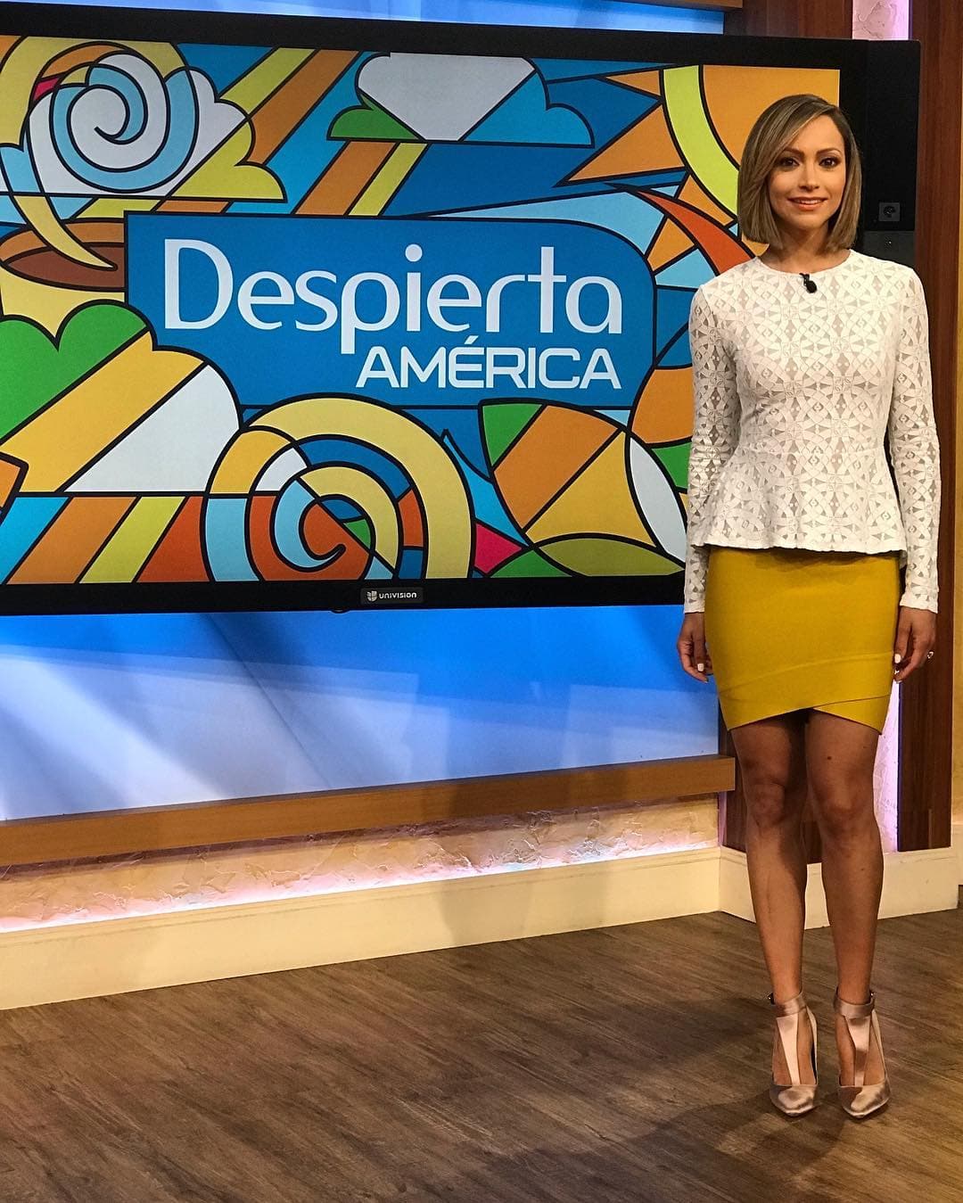 La periodista hondureña no se queda atrás en cuanto a la ‘alerta neón’. La explosión de color del amarillo la equilibró con un tono claro y no deja de lado el expresar su personalidad a través de las prendas.
<br>