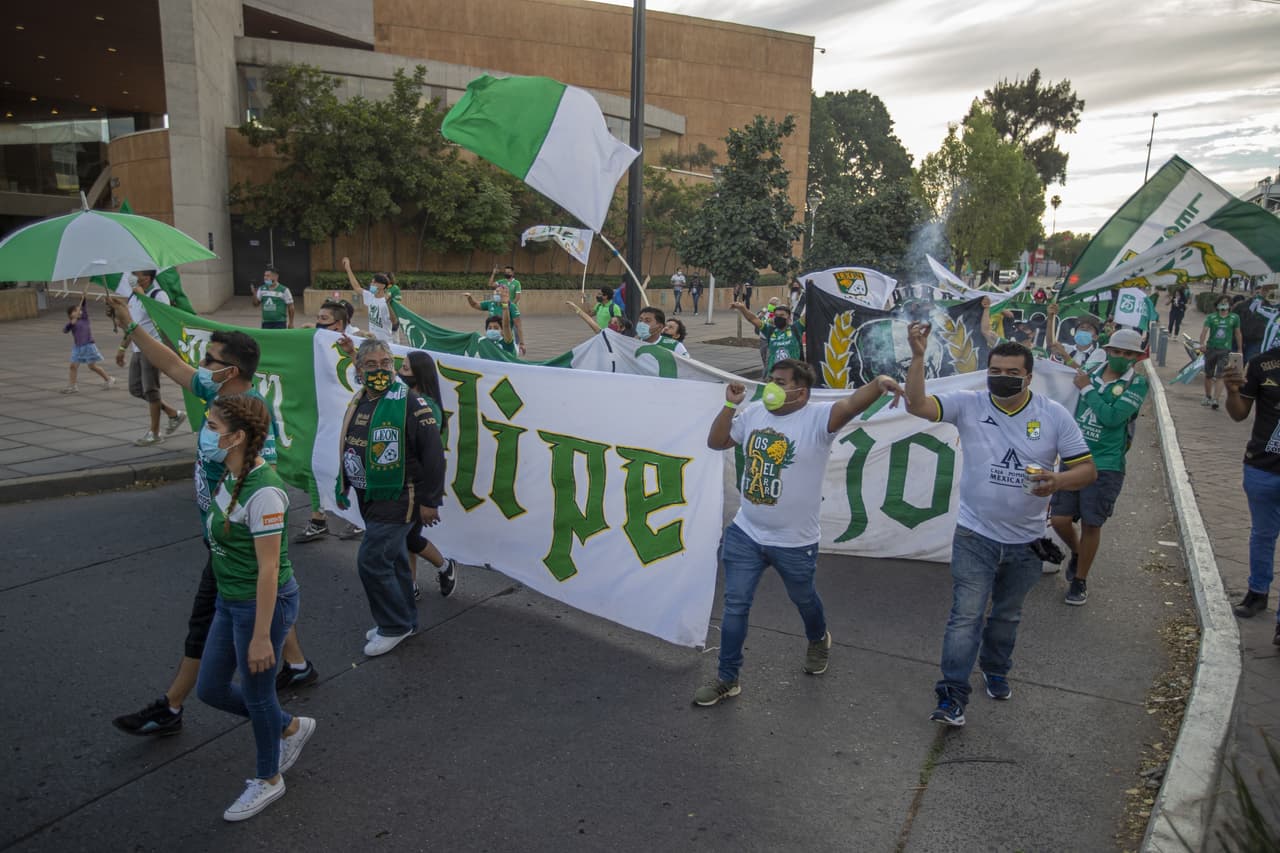 Las aficiones de los cuadros felinos acuden a las inmediaciones del estadio para recibir y apoyar a sus jugadores previo a la final de vuelta del Guard1anes 2020.