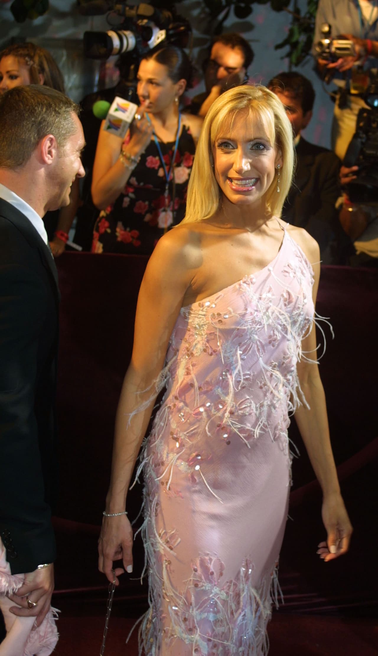 En el 2002, La Flaca llegó a la alfombra roja luciendo un vestido con escote asimétrico en color rosa pálido de la diseñadora Silvia Tcherassi. Esta premiación fue muy especial para la conductora, ya que se encontraba embarazada de su hija Lina.