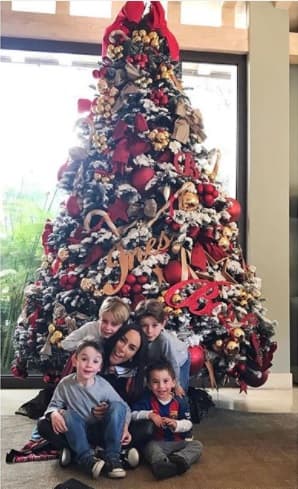 La conductora mexicana Inés Gómez Mont se tomó una foto con cuatro de sus hijos frente al elegante pino que lleva los nombres de todos los integrantes de su familia.