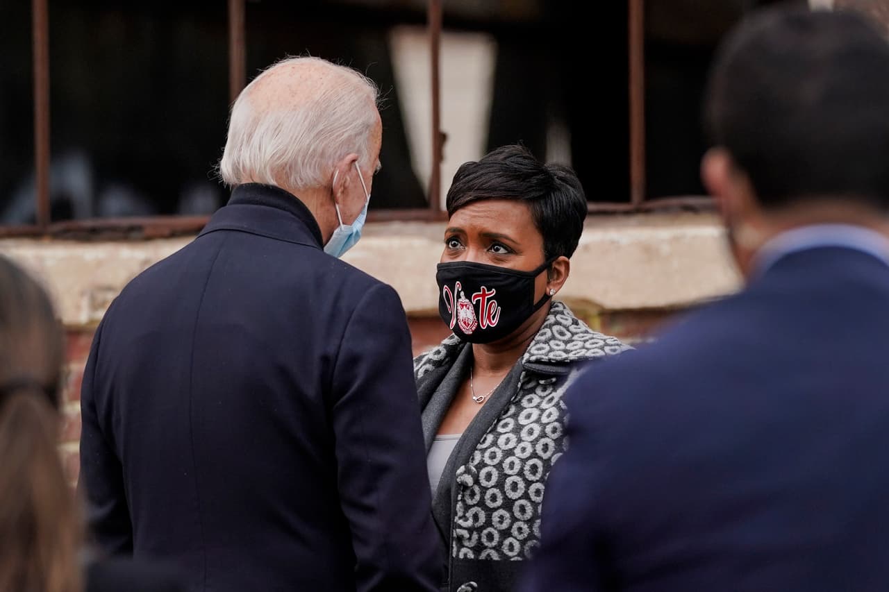 El presidente electo, Joe Biden, habla con la alcaldesa de Atlanta, Keisha Lance Bottoms, después de un mitin para los candidatos al Senado de los Estados Unidos, Jon Ossoff y el reverendo Raphael Warnock.