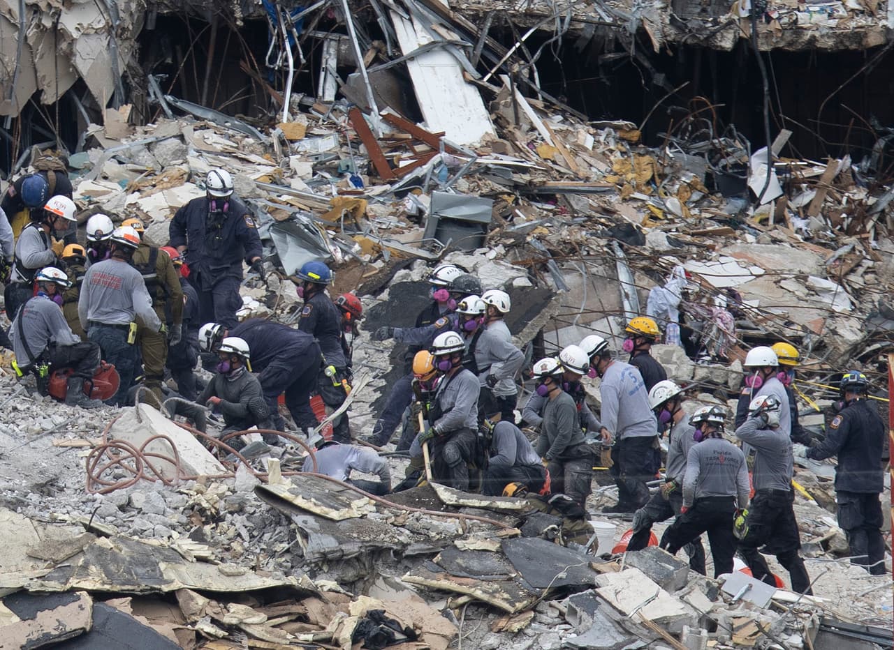 “Eso
<b>es el equivalente a 850 yardas cúbicas o 750 carros de 4,000 libras</b> cada uno”, dijo Erika Benítez la vocera del cuerpo de bomberos del condado.