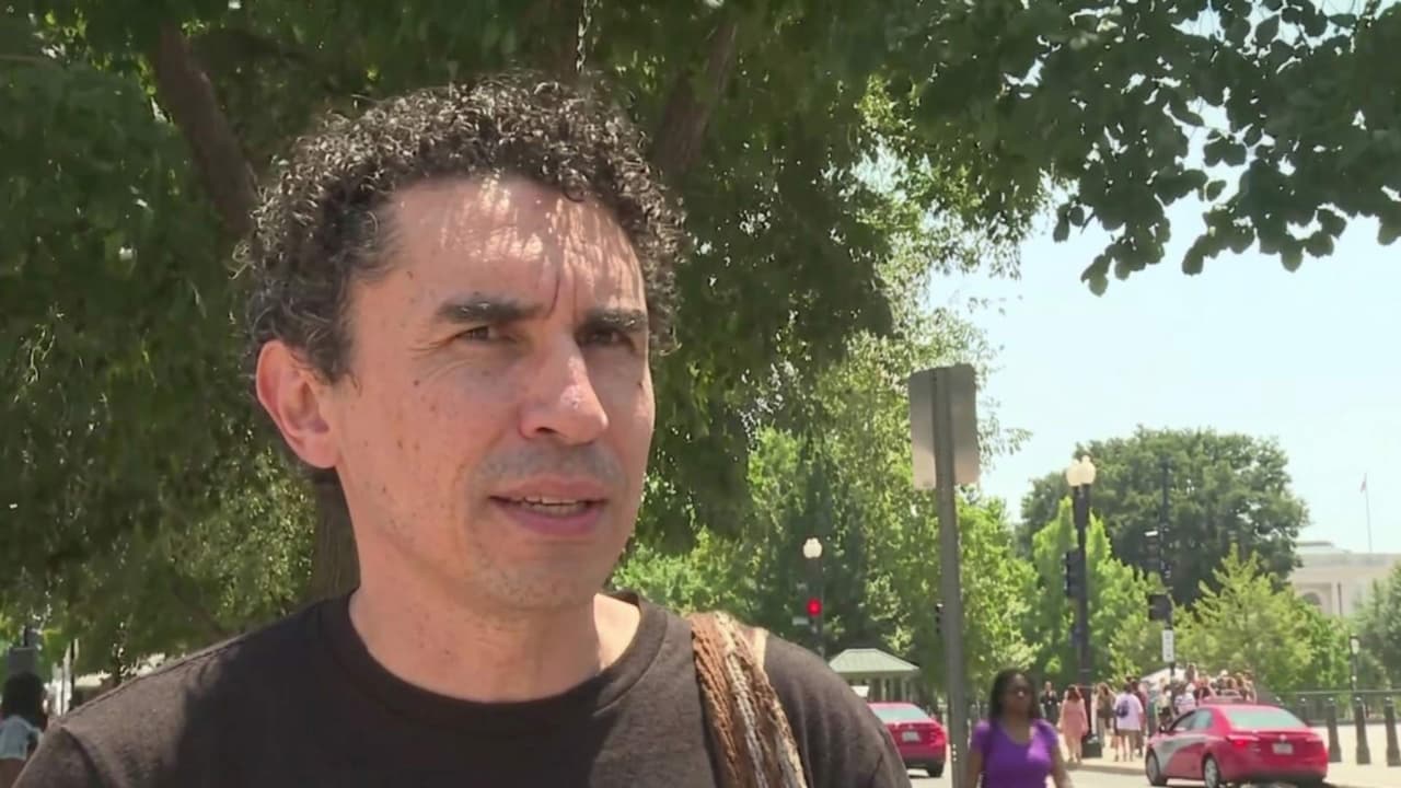 "La Constitución gana": Comunidad migrante celebra freno a la orden de Trump de ciudadanía por nacimiento