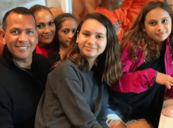 Incluso, de acuerdo con información de Page Six, a finales de septiembre de 2017, JLo fue captada en Nueva York donde ya planeaba vivir con Alex Rodríguez.