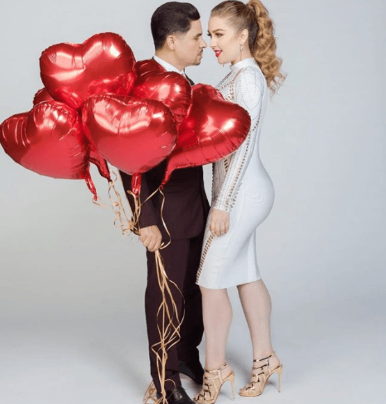 Larry Hernández publicó en su cuenta de Instagram esta imagen en vísperas de Día de San Valentín. "[...] Un 'te amo', unos globos, una rosa que agarres camino a casa, ese será el mejor detalle que ella o él pueda tener. Un 'te amo' o un gran abrazo serán las notas que el corazón sienta, y no lo hagas solo este 14 de febrero [...]", escribió el cantante.