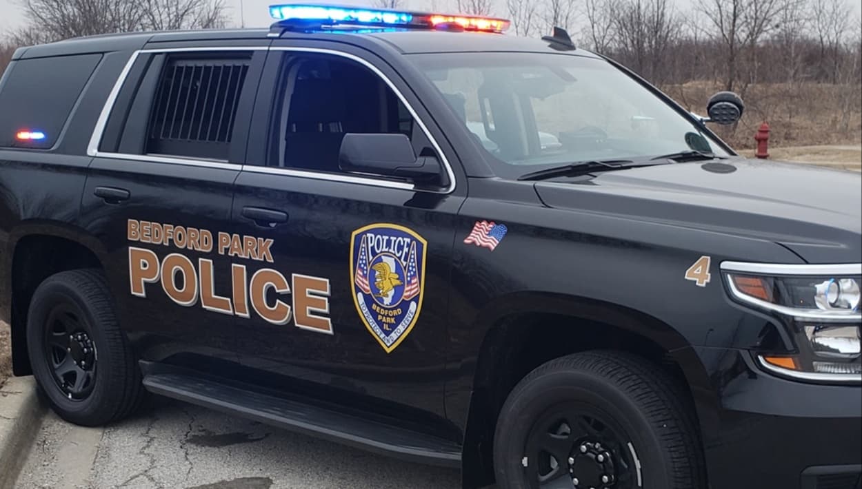 Oficial queda herido de bala tras forcejear con un sospechoso de robar autos en Bedford Park