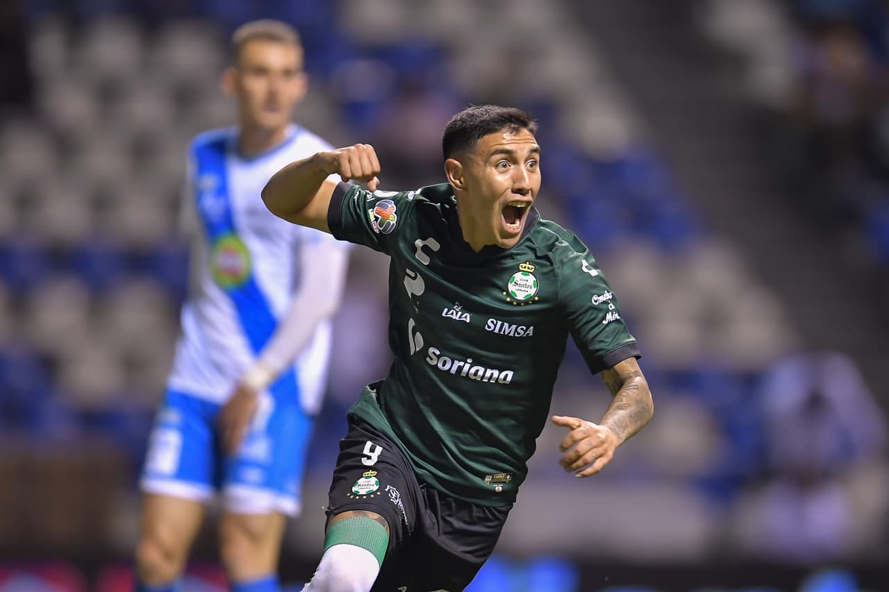 Dos minutos después, Puebla se desmoronó con el gol de Leo Suárez, quien remató de cabeza un centro al área nacido de un saque de manos.