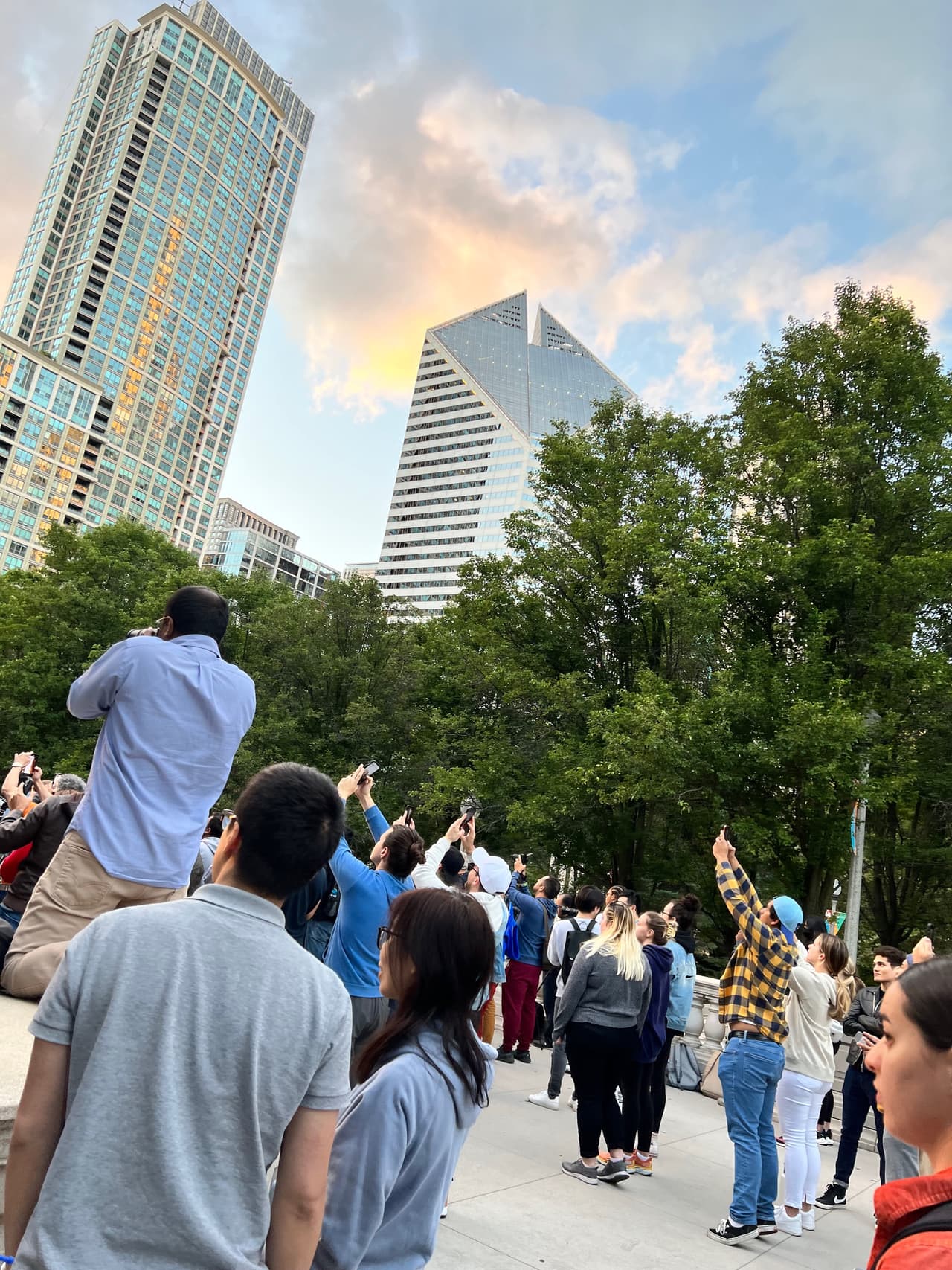 Chicagohenge otoño 2022 en Chicago. Como cada año, el fenómeno natural reunió a decenas de personas en el centro de Chicago donde residentes y turistas sacaron sus dotes de fotógrafos para capturar el impresionante momento que solo se puede ver dos veces al año.