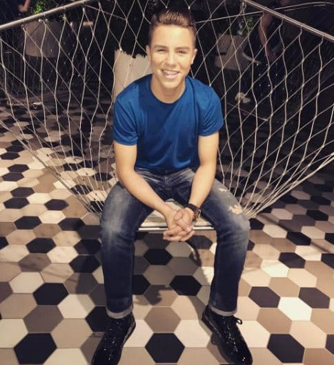 Antes de cantar de lleno canciones de música regional mexicana formaba parte de una banda que tocaba pop anglosajón y temas de Los Beatles.