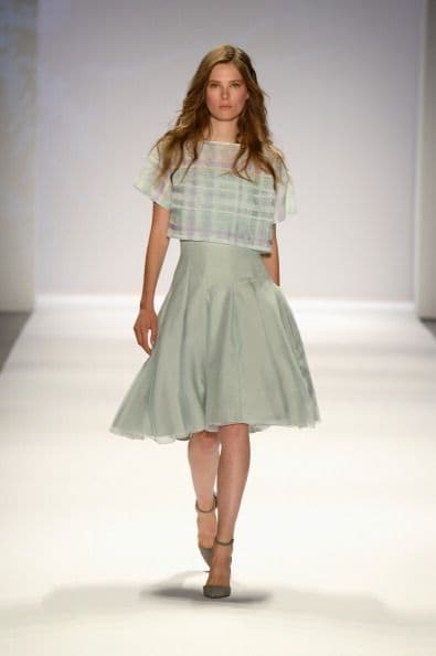 Otra opción para llevar esta moda de una manera menos arriesgada es sobre prendas lisas que te sirvan de fondo para lucir estas líneas transparentes.