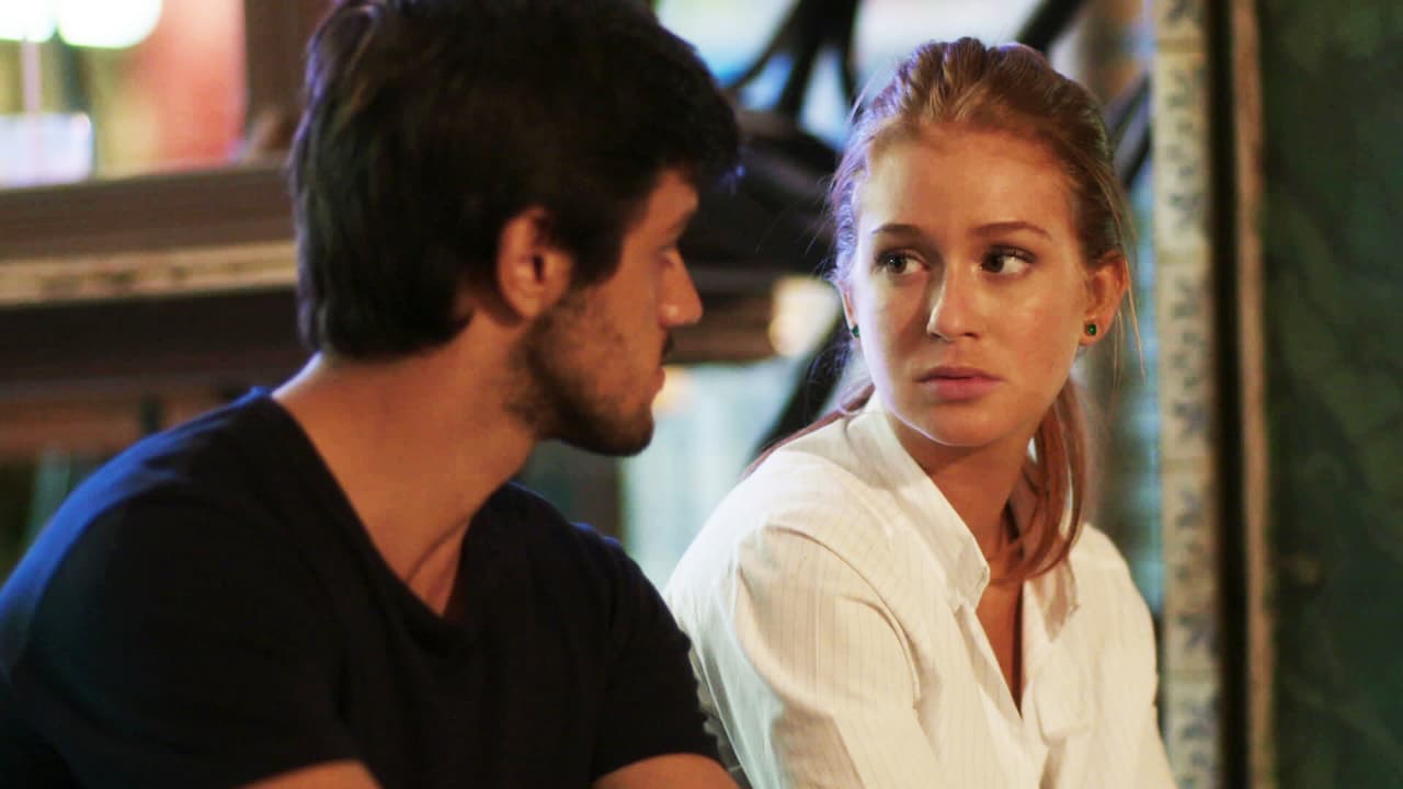 Lo que no sabían era que Arturo presenciaba la escena, y por el poco tiempo que tenía de no andar con Eliza ese beso podía causar una confusión.