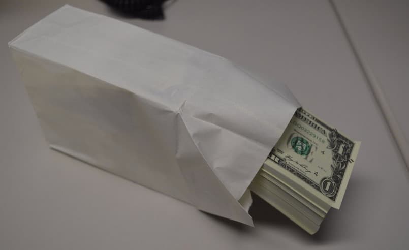 Decomisan cargamento con 900,000 billetes falsos de un dólar 