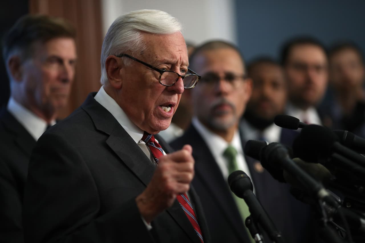 Steny Hoyer. Comparte la visión de Nancy Pelosi sobre el juicio político a Trump. Este martes compartió en un su cuenta de Twitter
<a href="https://www.majorityleader.gov/content/hoyer-pelosi-announce-floor-consideration-resolution-regarding-whistleblower-subpoenas" target="_blank">su declaración junto Pelosi</a>.