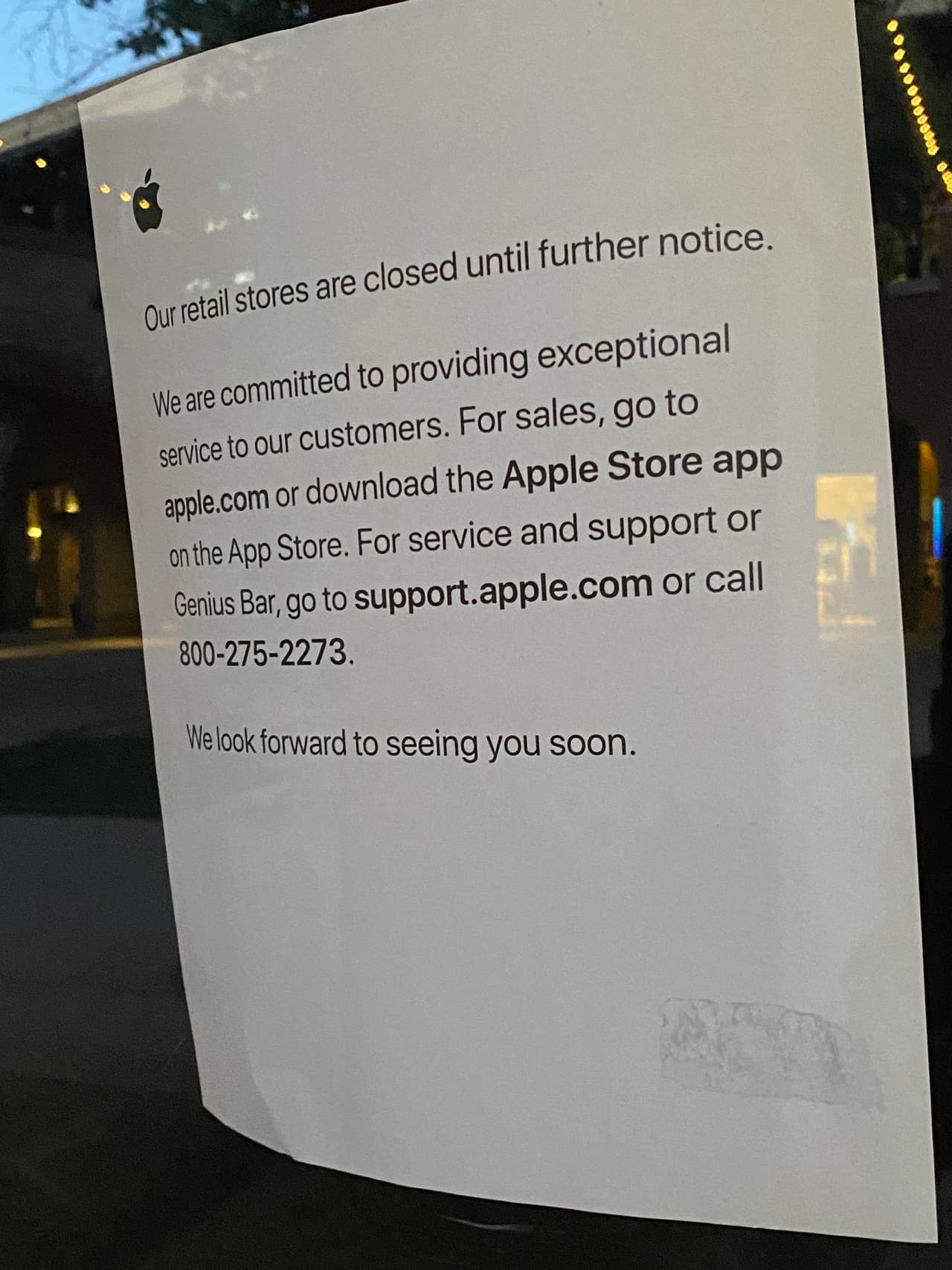 La tienda Apple permanece cerrada, no tiene fecha de reapertura. En el letrero remiten a los usuarios a su aplicación.