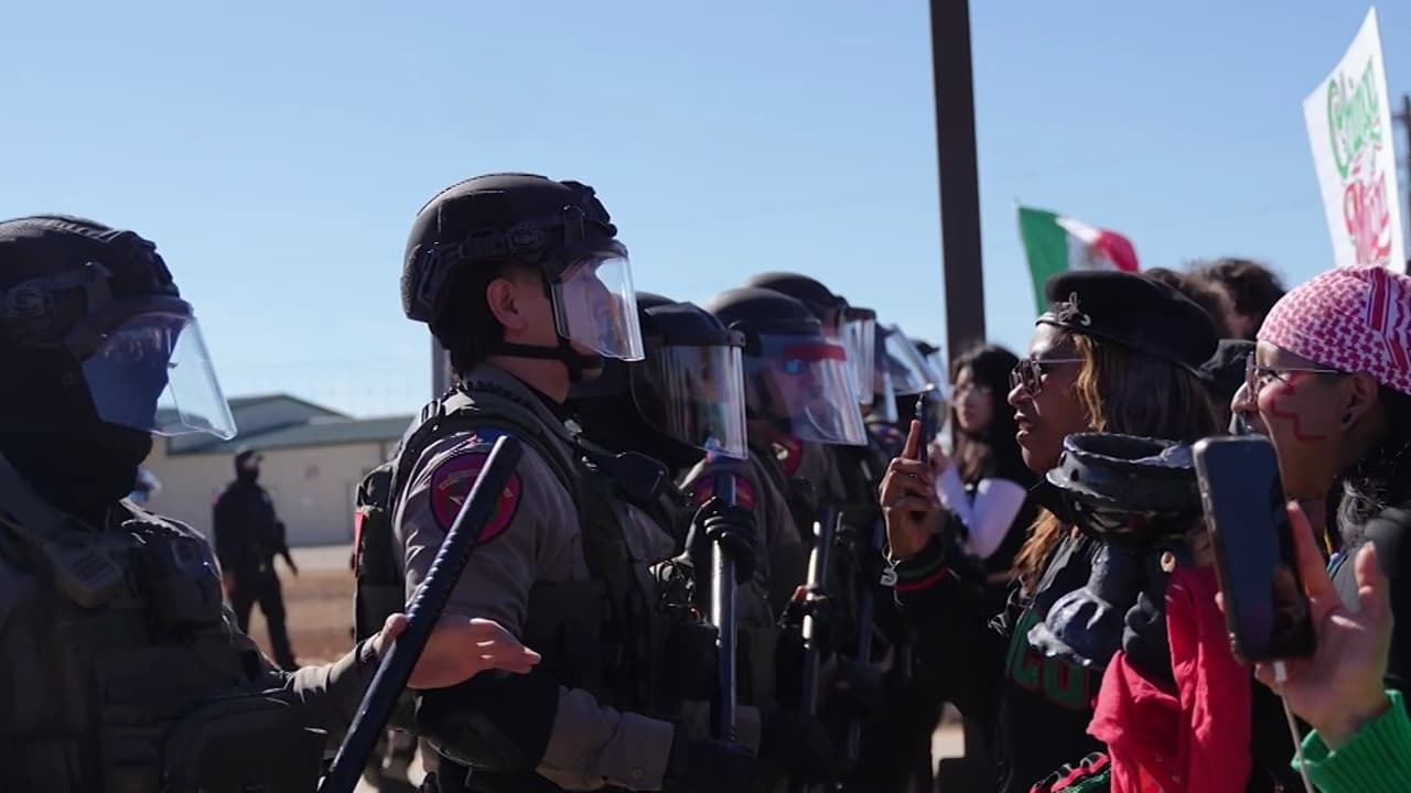 Aumentan tensiones contra ICE: Policías y manifestantes se enfrentan en Texas; exigen liberar a Liam Conejo