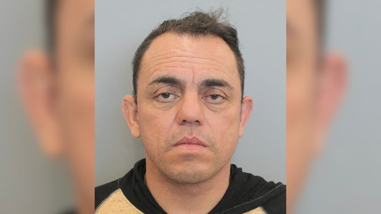 Las autoridades arrestaron al conductor de la Hummer identificado como Carlos Ayala quien sufrió heridas leves y está siendo acusado de homicidio bajo la influencia del alcohol.