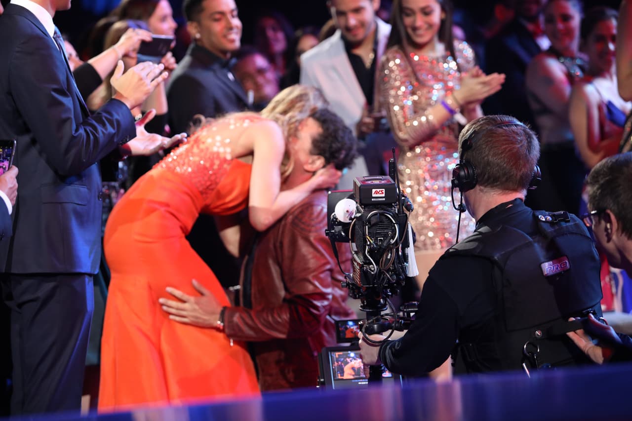 Al finalizar su participación, Carlos Vives le dedicó su actuación a Lili Estefan.