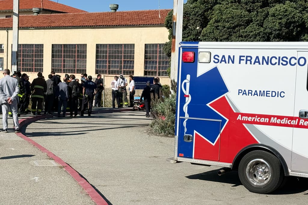 De las 16 personas rescatadas con vida, solo tres requirieron ser trasladadas a centros de salud, por lesiones que, preliminarmente, se indicó que no representaban un riesgo inmediato de muerte.