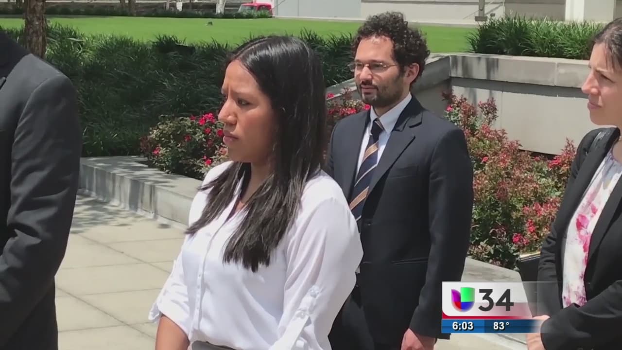 Juez ordena restaurar estatus de DACA a "soñadora" en riesgo de deportación