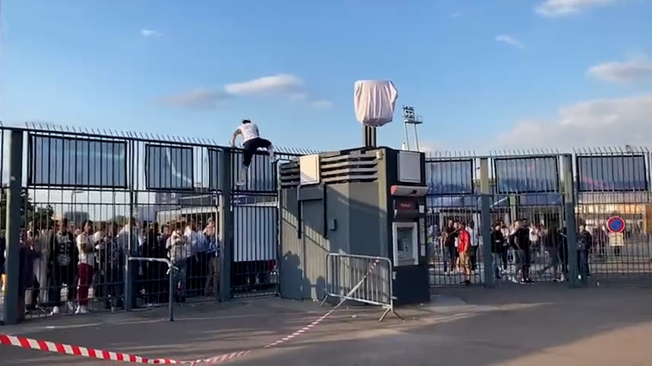 Liverpool vs Real Madrid: Colombianos se molestan por manta a Luis Díaz