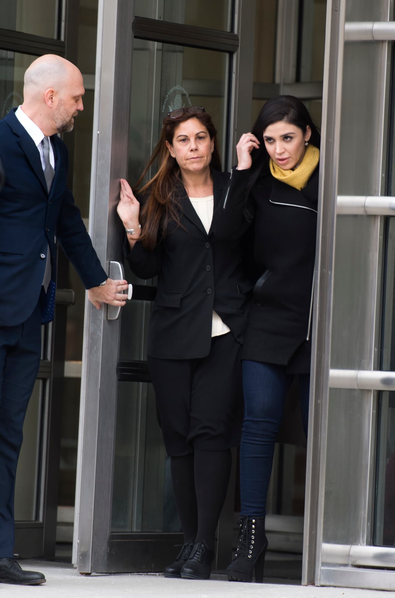 Emma Coronel nació en California hace 27 años y contrajo matrimonio con Guzmán en 2007. Una vez terminada la audiencia, salió de la corte acompañada de los abogados de oficio de su esposo.