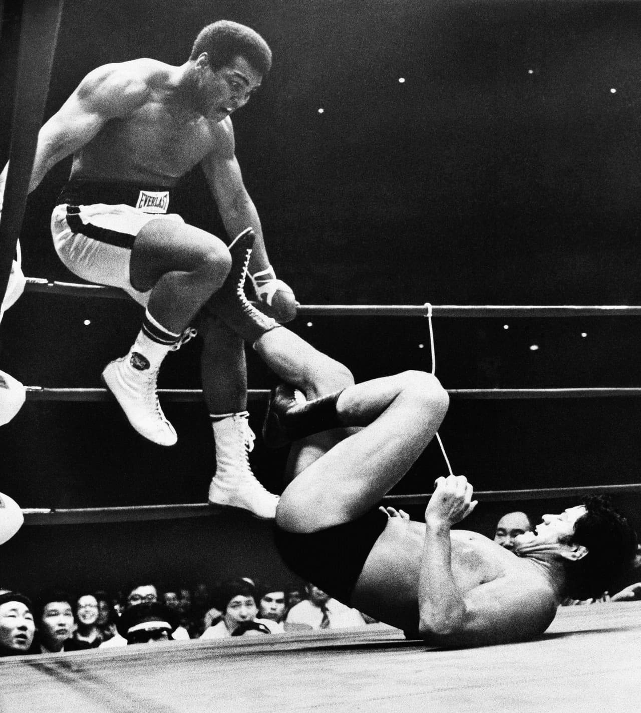 El escenario de este encuentro fue un ring, pero Ali evade las patadas de Antonio Inoki porque se trataba de un choque de artes marciales en Tokio.