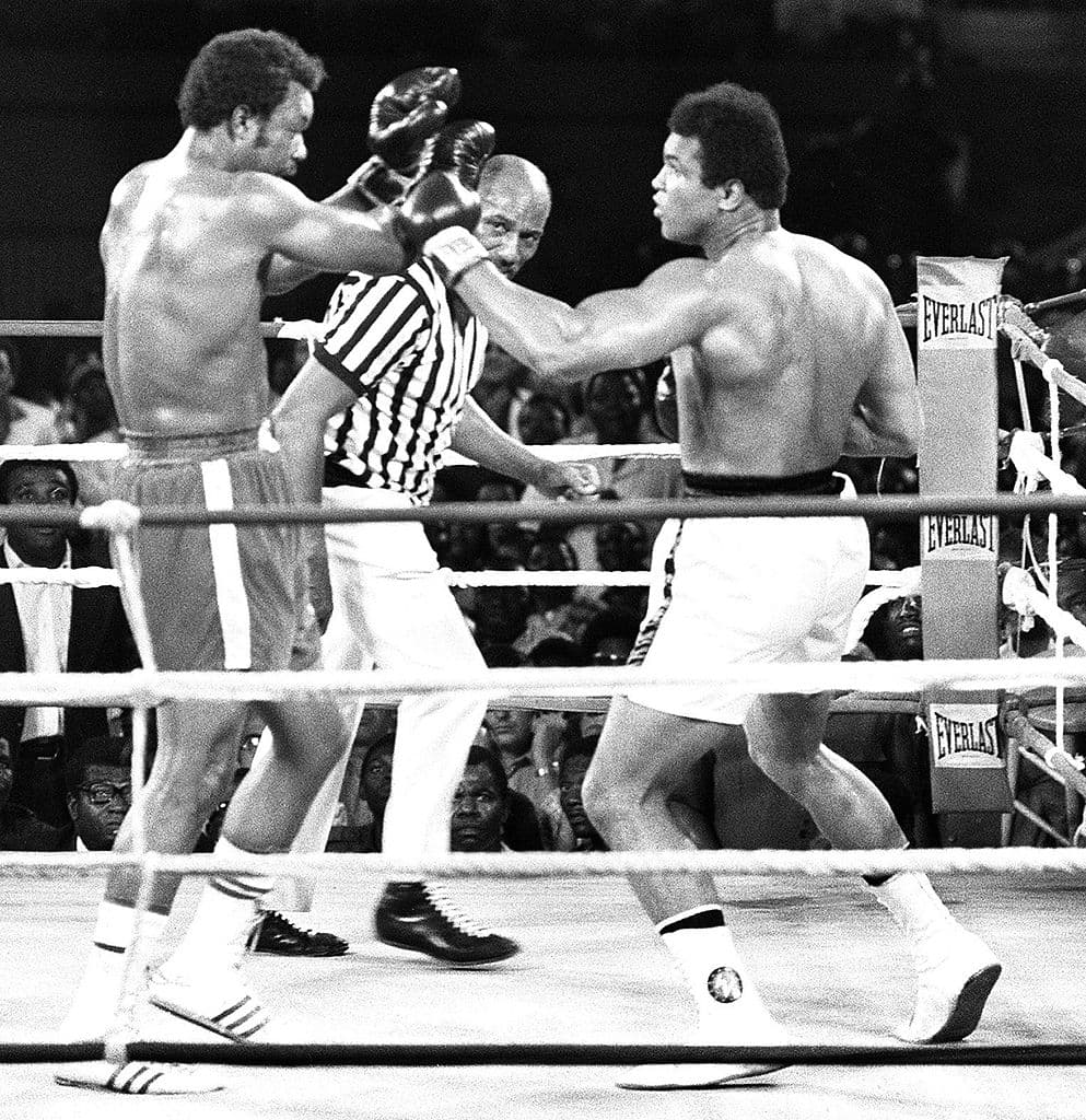 En un combate emblemático, recuperó el título de los pesos pesados que estaba en manos de George Foreman. Este choque, realizado el 30 de octubre de 1974, fue bautizado como 'el rugido de la selva' debido a que se concretó en Kinshasa, en la República Democrática del Congo.