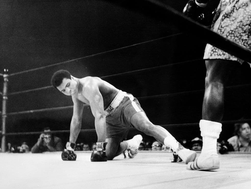 Joe Frazier logró lanzarlo a la lona el 8 de marzo de 1971 y consolidarse como el campeón de los pesos pesados en el Madison Square Garden de Nueva York.