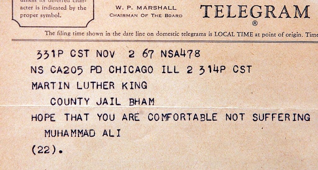 Cuando aún se le conocía como Cassius Clay tuvo otro frente de batalla lejos del ring: la lucha por los derechos de los negros. Poco antes de su pelea con Sonny Liston conoció a su mentor Malcom X, quien lo acercó a Nación del Islam o Nation of Islam en inglés. En 1964 en Miami, Ali ganó el choque cuando todos lo daban por perdido. Poco después reveló que dejaba de ser Cassius Clay.