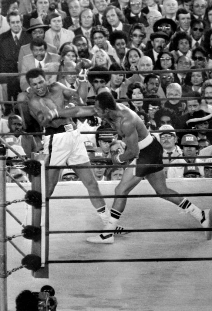 Ali retuvo su título como campeón peso pesado frente a su compatriota Ken Norton el 9 de septiembre de 1976.