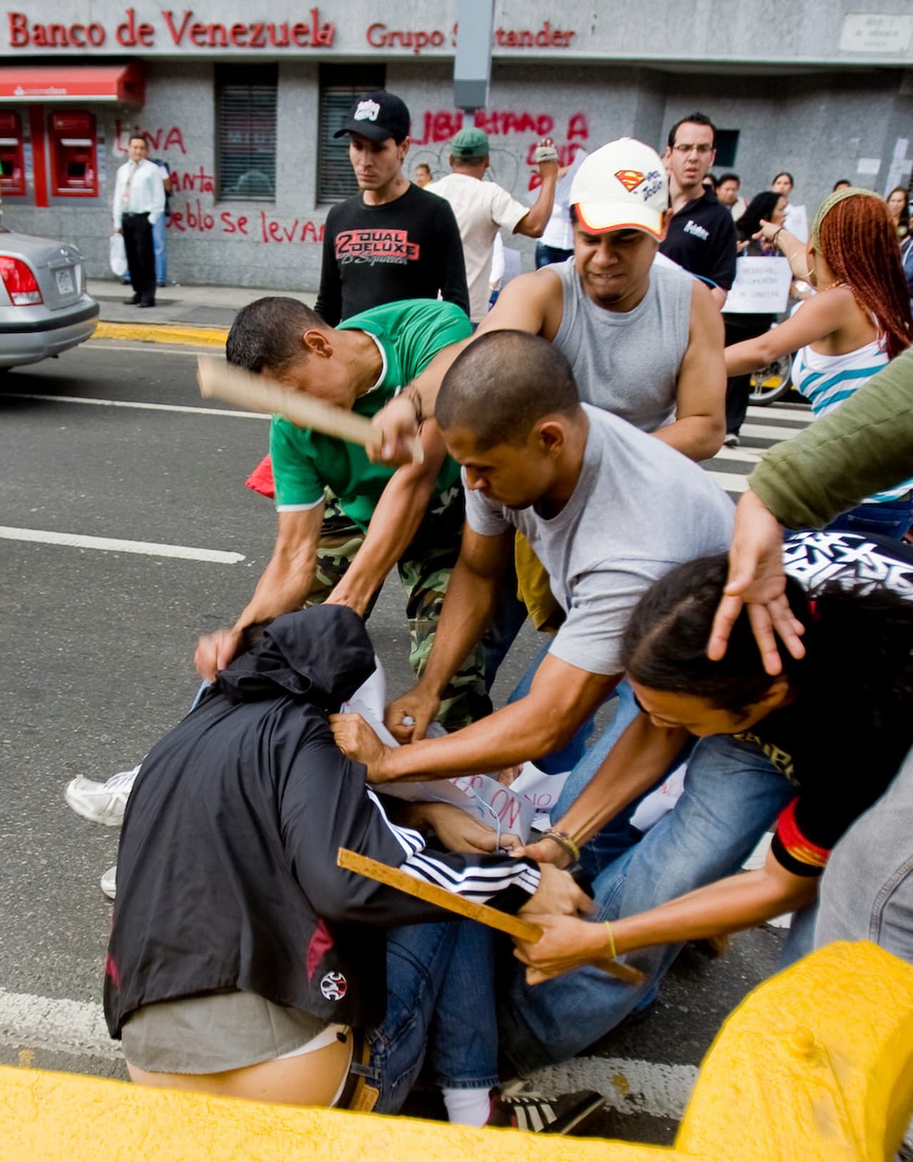 Journalists from Cadena Capriles (company that prints the newspapers Últimas Noticias, El Mundo and Líder) marched through central Caracas to protest an education law that imposed limitations on journalism. Suddenly they were brutally attacked with sticks and blows by followers of Hugo Chávez. (August 13, 2009).
