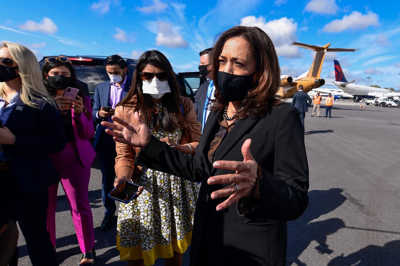 La candidata demócrata a la vicepresidencia Kamala Harris conversa con reporteros antes de un evento electoral el 23 de octubre del 2020 en Atlanta.