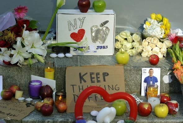 Miles de fanáticos en todo el mundo hicieron de las tiendas Apple un santuario para recordar el legado que dejó el visionario Steve Jobs.