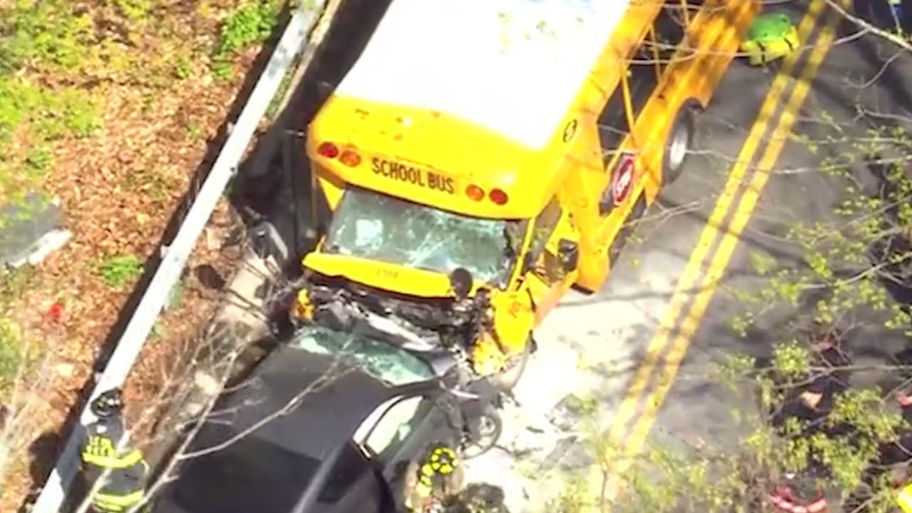 Joven de 16 años pierde control de auto y choca de frente contra bus escolar en NY: Hay 9 heridos