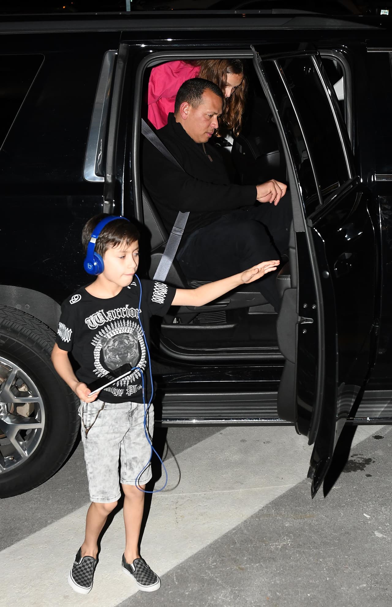 Max, hijo de Jennifer López con Marc Anthony, fue uno de los primeros en bajar de la camioneta, cargando con su tableta y audífonos por si el partido le resultaba aburrido.