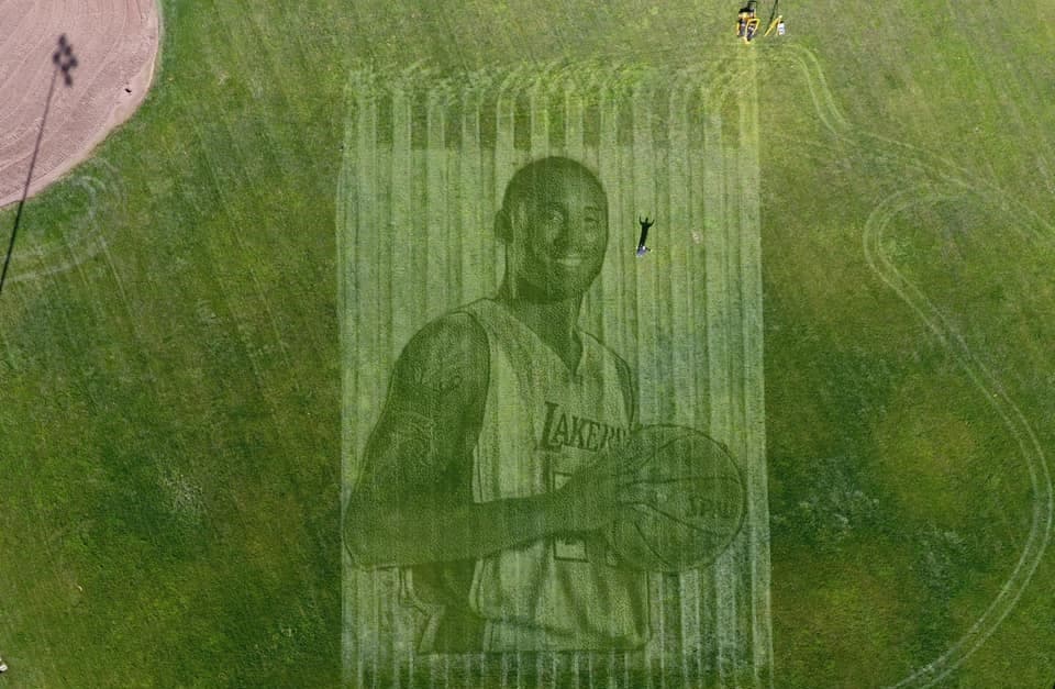 Pareja crea mural de césped en honor a la leyenda del baloncesto Kobe Bryant 