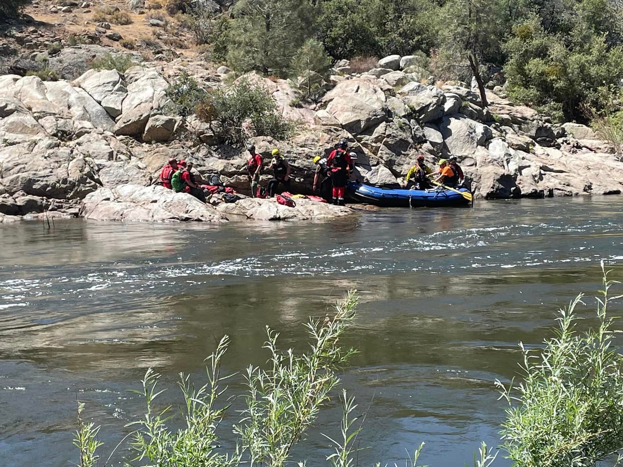 Uno de los desafíos con los que se toparon los rescatistas es que la zona es donde existe una corriente de agua muy fuerte, pero después de tanto luchar pudieron recuperar el cuerpo.