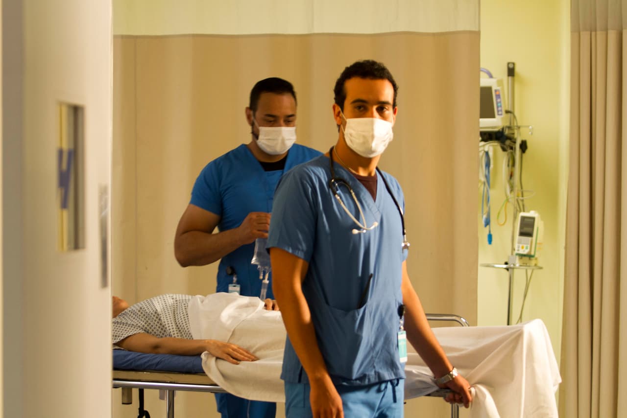 Con la ayuda de
<b><a href="http://www.univision.com/series/la-piloto/arap-bethke-es-john-lucio">John</a></b>, Yolanda organizó el operativo y le pidió a 'Vaquero' que llevara a su tía a la parte alta del hospital.