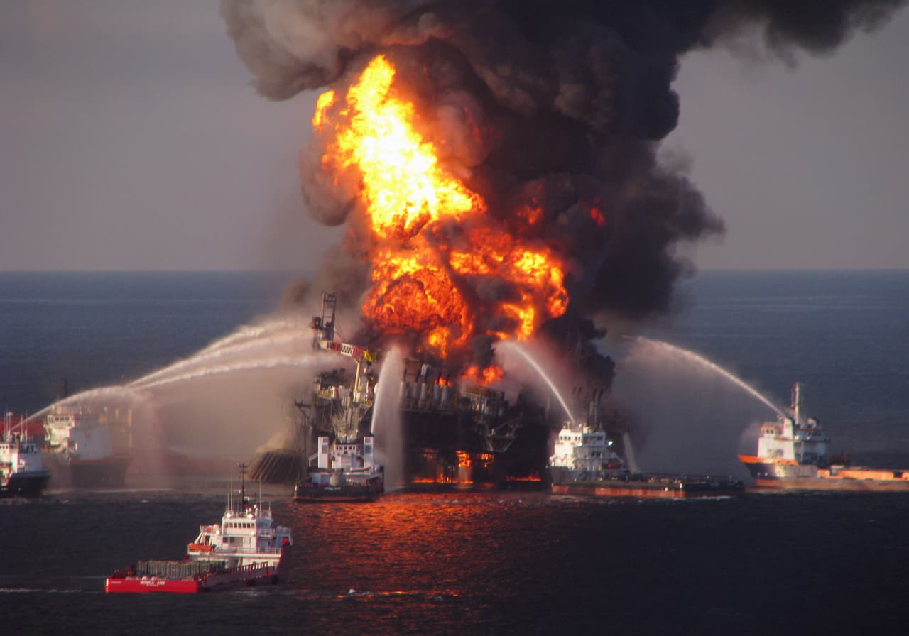 <b>El desastre petrolero de Deepwater Horizon: 20 de abril de 2010.</b> La plataforma de perforación Deepwater Horizon, a unas 40 millas de la costa de Louisiana, explotó y se incendió. 11 trabajadores murieron y otros 17 resultaron heridos. Los ingenieros de British Petroleum, la empresa que operaba la plataforma, descubrieron que una fuga masiva de petróleo se estaba propagando en el fondo del Golfo de México. El derrame continuó durante semanas y causó daños ecológicos masivos en la zona.