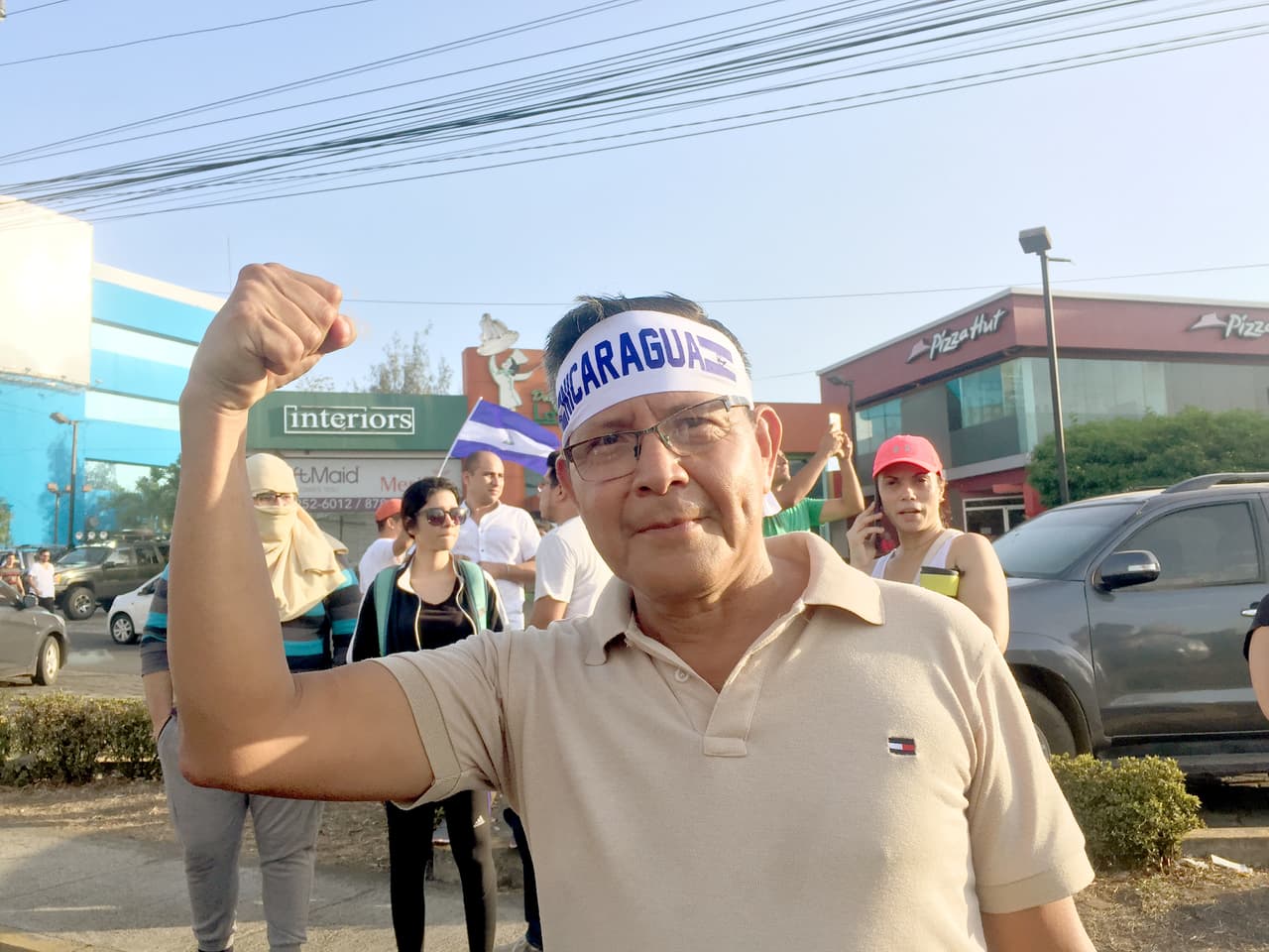 “No queremos más vestigios de ellos”, dijo un hombre que se identificó como Payán. Para los manifestantes, la caída de los árboles no es solo la caída de un costoso adorno (según reportes de prensa cada uno cuesta decenas de miles de dólares), sino también la de un símbolo del gobierno contra el que se rebelan.