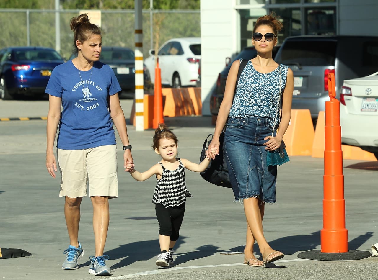 En el mes de abril, Eva Mendes fue vista con su hija Esmeralda en Pasadena, California.