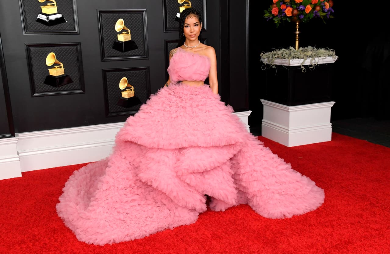 Jhene Aiko parecía perderse en su vestido, para el cual no se escatimó en material.